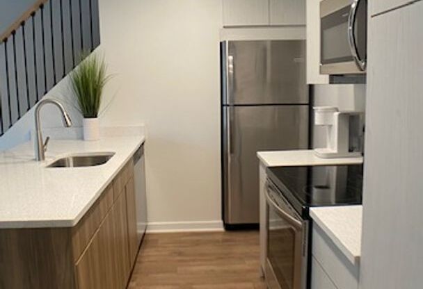 1 bed, 1.5 baths, $2,095, Unit 1910 #H