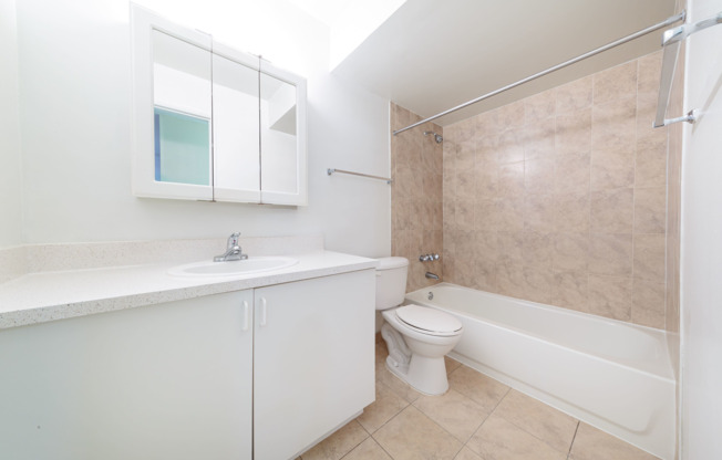 Large Bathroom | Sunset Palms | Apartments For Rent in Hollywood FL