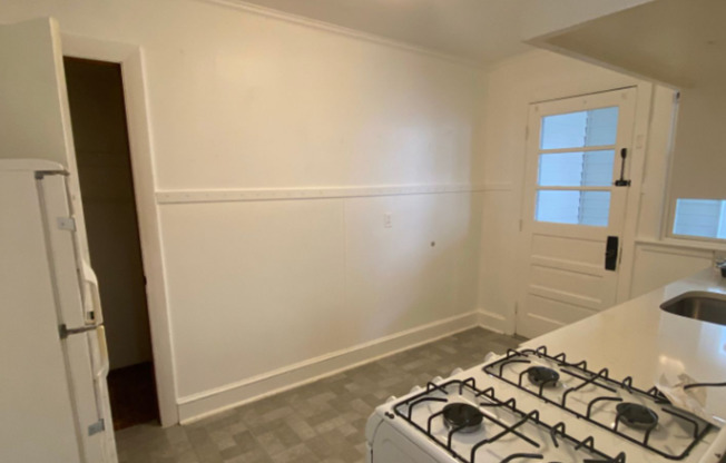 Studio, 1 bath, 420 sqft, $1,950