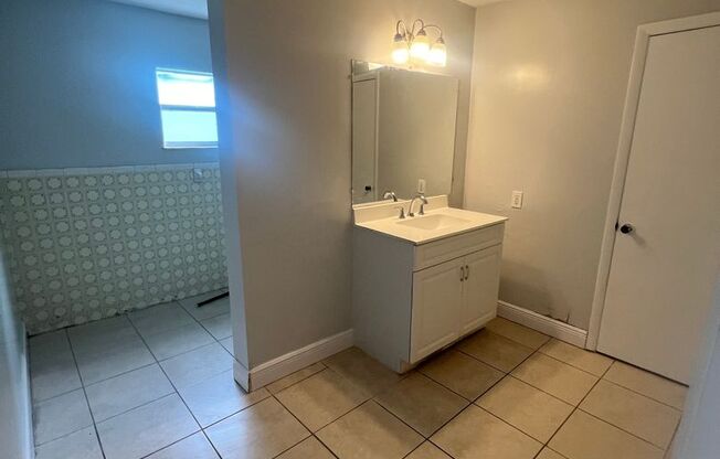 3 beds, 1 bath, 1,050 sqft, $1,500, Unit 4