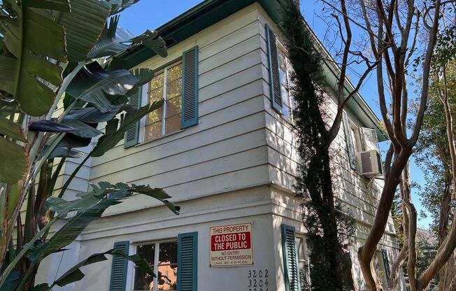 3200 Rowena Avenue