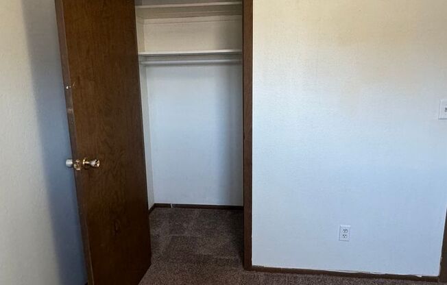 2 beds, 1 bath, $850, Unit 6