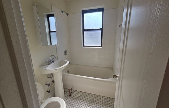 1061 W ROSEMONT
