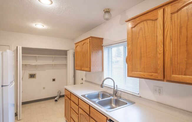 2 beds, 1 bath, 819 sqft, $1,295, Unit 1045