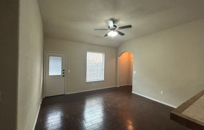 3/2/2  in Creekside Crossing / Fenced in Yard / Wings to Hide Trash Cans / Interior Washer & Dryer Connections / CISD