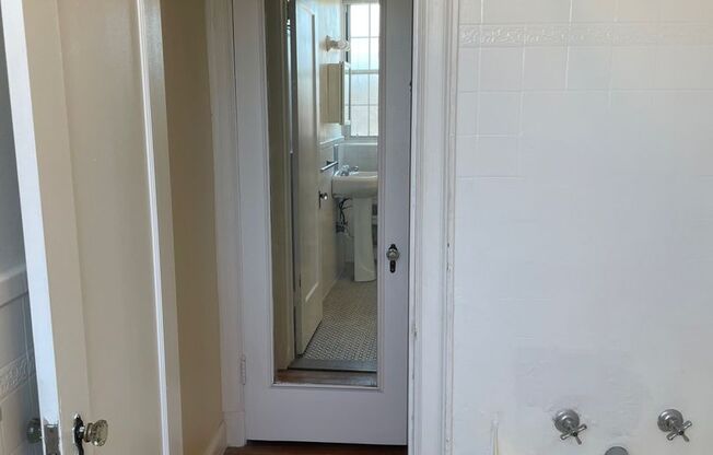 1 bed, 1 bath, 985 sqft, $1,510, Unit New King Edward  707