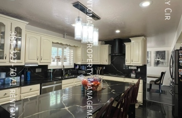 1231 E TIERNEY CIR