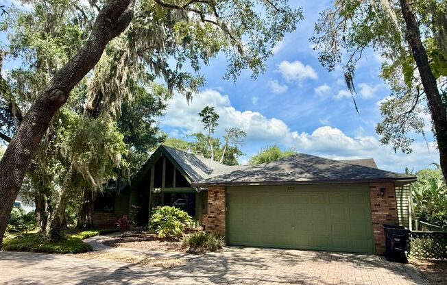 BEAUTIFUL 4/2 POOL HOME ON LAKE IN APOPKA - IN BENT OAK ON HUGE LOT!