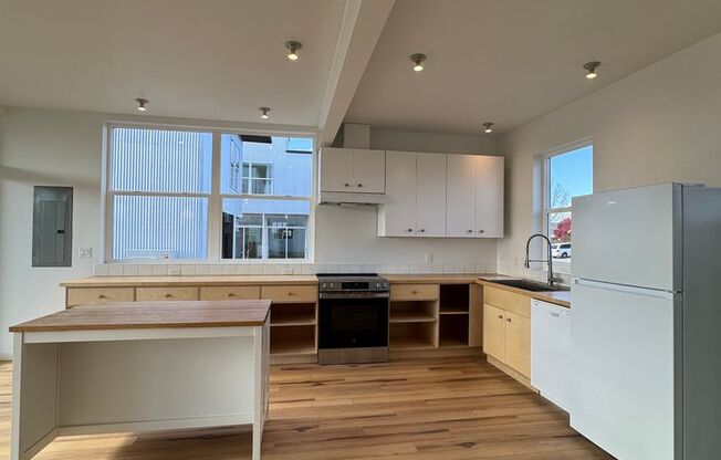 4BR/3BA with Soaring Ceilings & Large Windows
