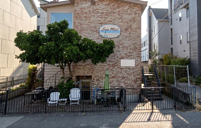 Sea Mist Apartments - Located steps from Alki Beach in West Seattle