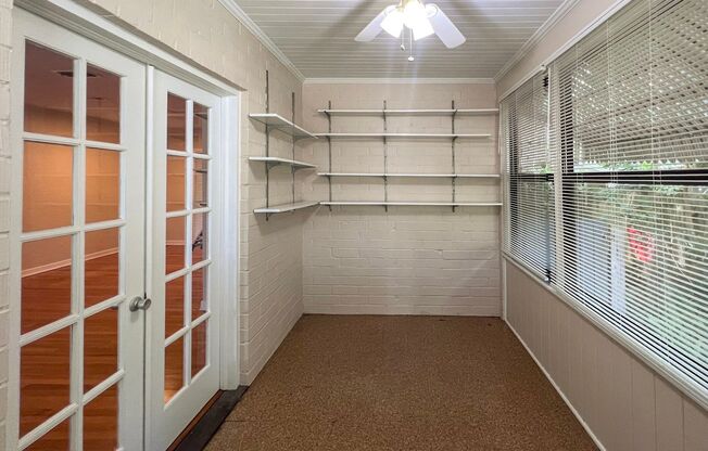 2/2 House Walking Distance to Campus - Available Fall 2026! *Application Pending*