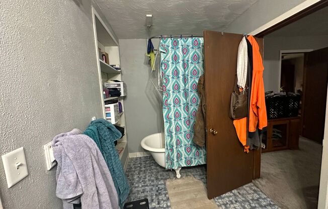 2 beds, 1 bath, $1,050