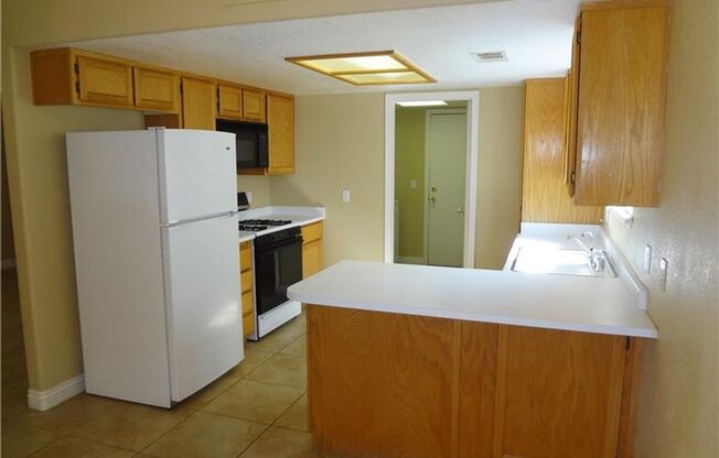 BEAUTIFUL 1,261 SQ FT, 2 STORY, 3BD, 2.5 BTH, 2 CAR GARAGE, LOCATED NEAR PARK, SHOPPING AND SCHOOLS.