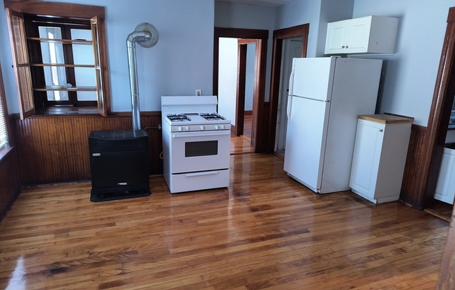 2 beds, 1 bath, 1,300 sqft, $1,800, Unit 3