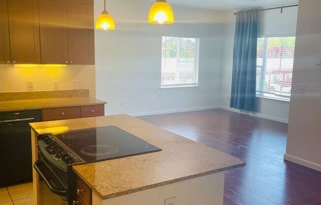 Beautiful North Davis 2bed/2 bath Upstairs Condo
