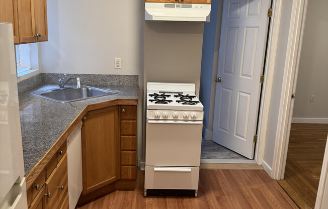 1 bed, 1 bath, $3,500, Unit 17