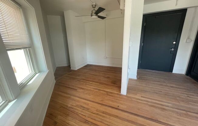 1 bed, 1 bath, 371 sqft, $780, Unit 403