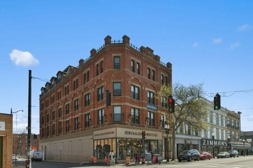 2 beds, 1 bath, $2,095, Unit 220