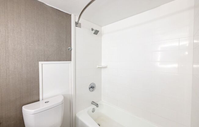 Studio, 1 bath, 637 sqft, $912, Unit 114