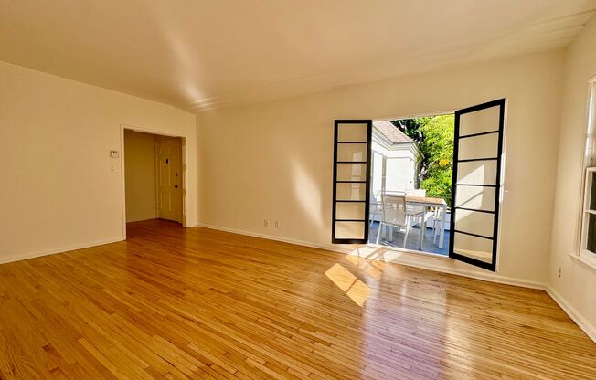Sun-Filled 2-bed 1-bath Second Floor short stroll to Cedars-Sinai, Robertson Blvd, Beverly Center