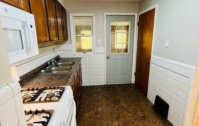 2 beds, 1 bath, $1,195