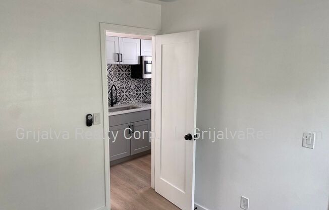 1 bed, 1 bath, 325 sqft, $1,000, Unit 01