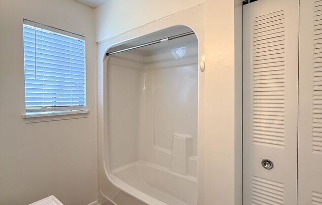 1 bed, 1 bath, 650 sqft, $950, Unit F8