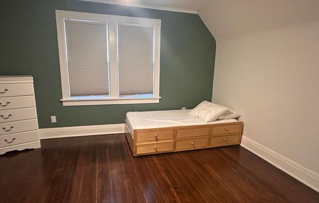 3 beds, 1 bath, $2,200