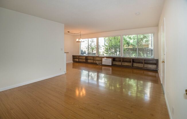 8207 De Longpre Ave.