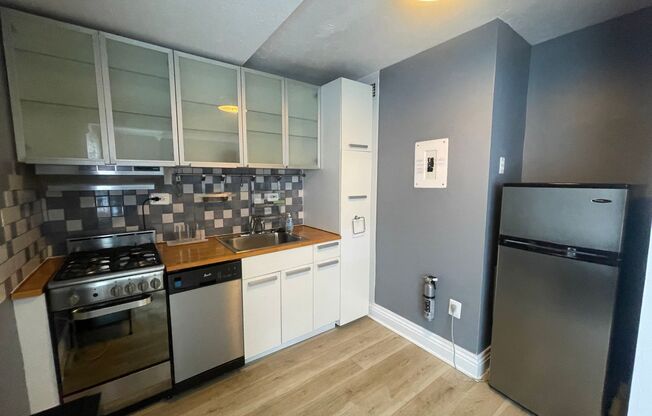 Logan Circle Spacious Efficiency w/Full Bath, All Utilities Included, Pool and 24 Hour Concierge