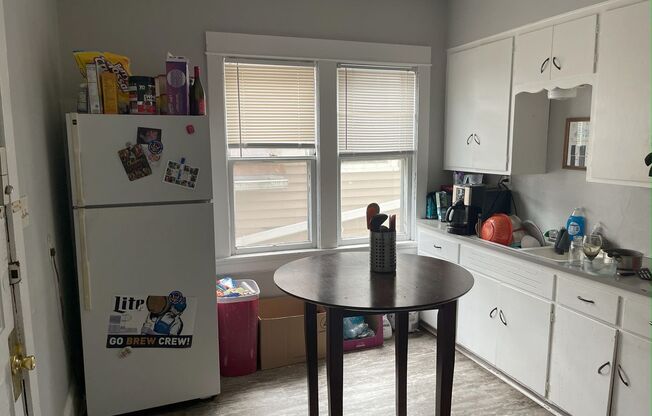 UWM Upper Flat with 2 Baths, walk to UWM