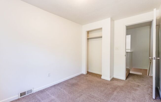 3 beds, 1 bath, $1,525, Unit Mt Washington