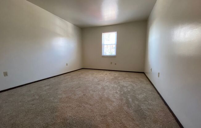 Spacious 2BR at Bellwood Manor! Great North Hills Location! Call Today!