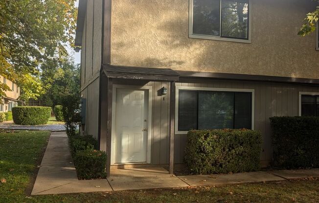 2 beds, 1 bath, 950 sqft, $1,100, Unit I