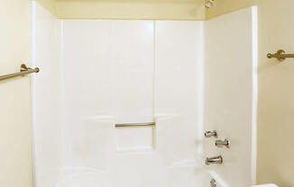 Eagle Ridge Apartment's Shower