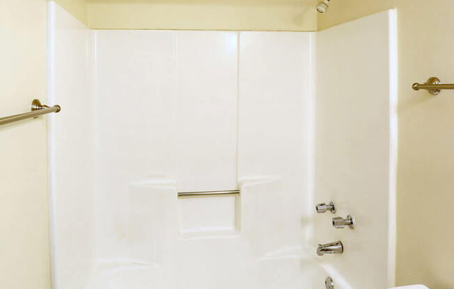 Eagle Ridge Apartment's Shower