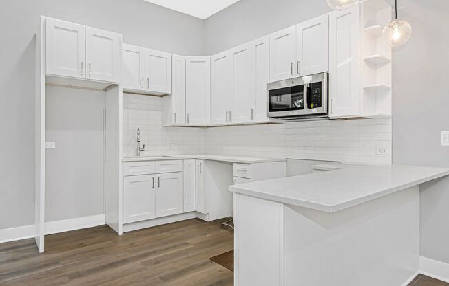 Beautiful 1 Bed Apartment in Ideal Gold Coast Neighborhood