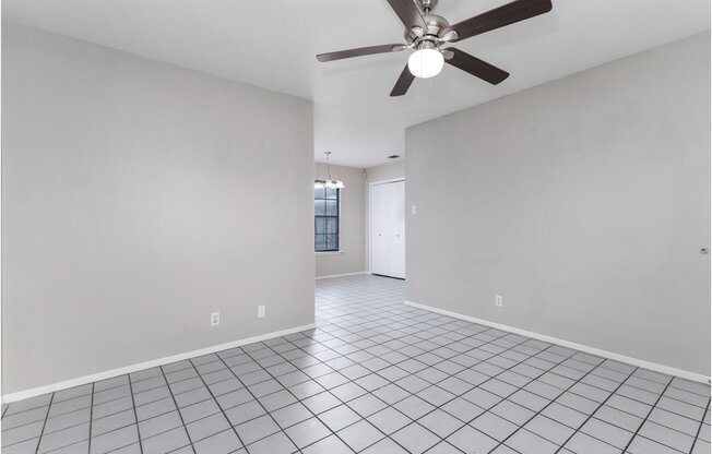 927 W FORMOSA