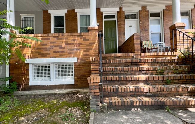 Charming 3 Bedroom/2 Bathroom Apartment in Hardwood Neighborhood, MD!
