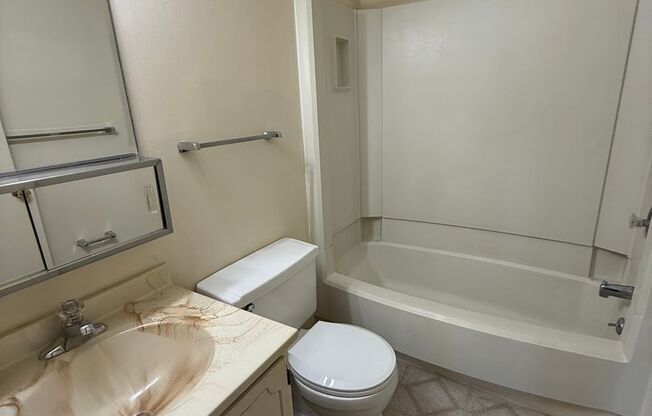 2 beds, 1 bath, 770 sqft, $850, Unit 4998