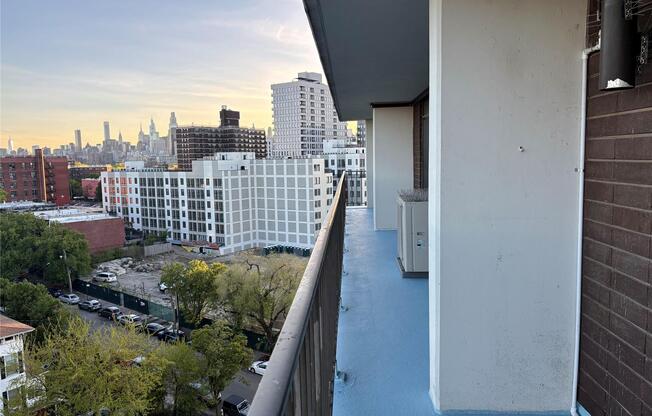 3 beds, 2 baths, 1,375 sqft, $5,200, Unit 9J
