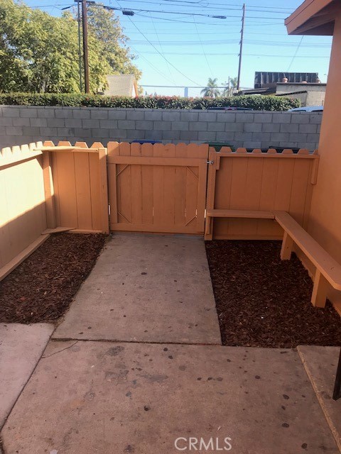 524 W 81 ST