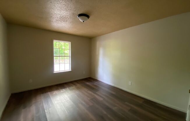 2 beds, 1 bath, $975, Unit Apt 2