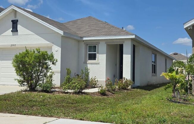 3 bedroom 2 bathroom HOUSE available now!