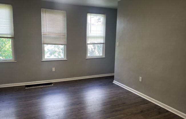 Spacious 2 bedroom in Mt Oliver! Available June 15th!