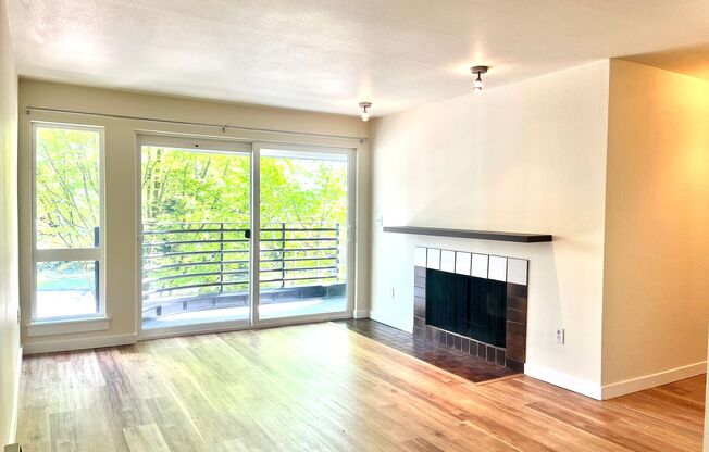 Bright & Airy 2bd Condo Close to Everything!