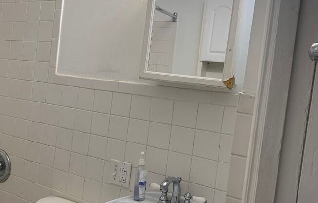 2 beds, 1 bath, $1,550, Unit 905 Maryland Apt 3R