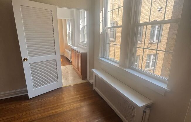 Studio, 1 bath, 294 sqft, $1,420, Unit New King Edward  9A4