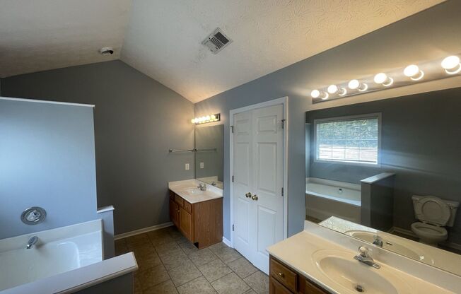 House in Auburn with fenced back yard!