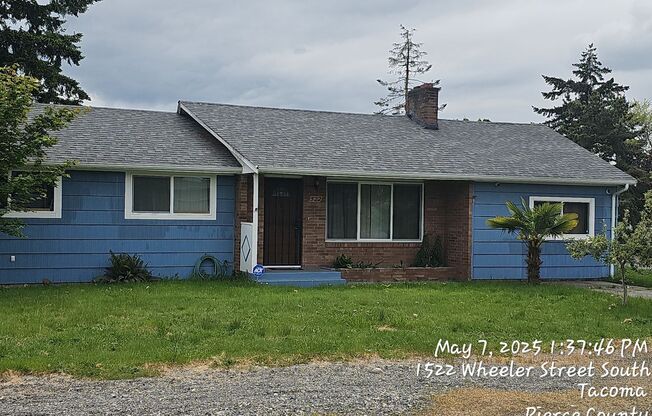 South Tacoma Rambler - 3 bedroom 1 bathroom plus Bonus room, Covered patio & Fenced yard. Available NOW!!